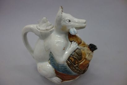 JAPON
Verseuse zoomorphe en porcelaine blanche,...