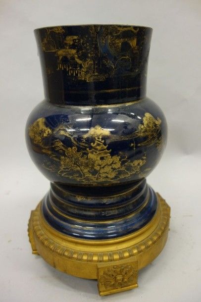 CHINE
Vase balustre à panse renflée et col...