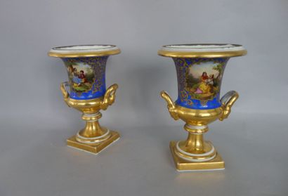 PARIS
Paire de vases Médicis en porcelaine...