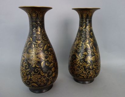 CHINE
Paire de vases de forme balustres en...