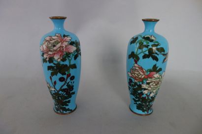Paire de vases de forme ovoïde, à décor émaillé...