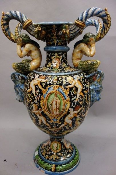 ITALIE
Grand vase de forme balustre sur piédouche...