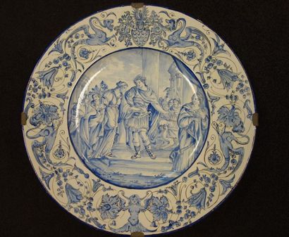 ITALIE
Grand plat circulaire en faïence émaillée...