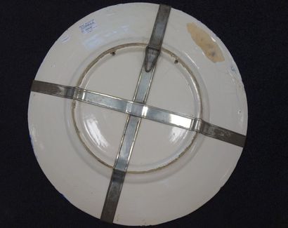 ITALIE
Grand plat circulaire en faïence émaillée...