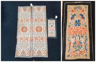 Deux chemins de table ornés de fleurs stylisées...