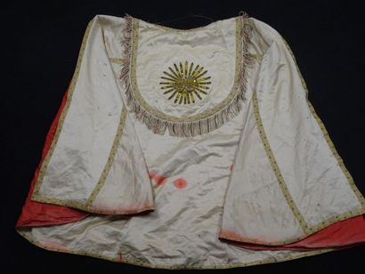 Chasuble en soie crème à décor brodé d'un...