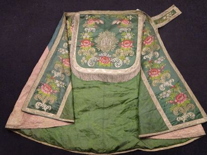 Chasuble en damas de soie vert à motifs de...