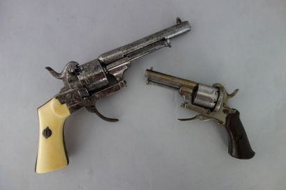 Lot de deux revolvers. - L'un avec la crosse...
