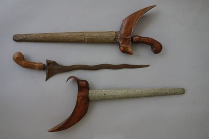 INDONÉSIE
Kriss à lame ondoyante, à poignée...