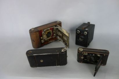 Lot de quatre appareils photographiques....