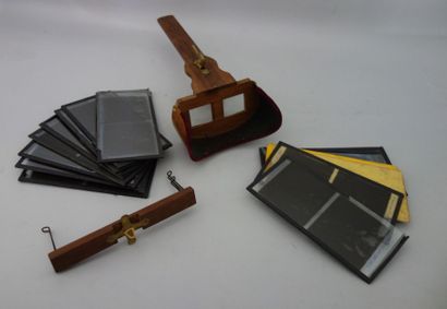 Stéréoscope en bois et laiton, dans un coffret,...