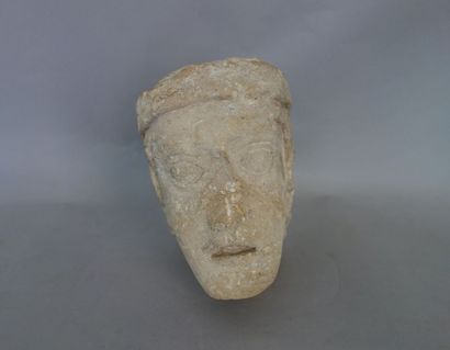 Tête d'Homme, fragment en pierre sculptée....