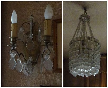 Deux paires d'appliques :
- une en laiton...