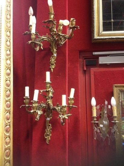 Deux paires d'appliques :
- une en laiton...