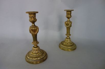Paire de flambeaux en bronze doré. La base...