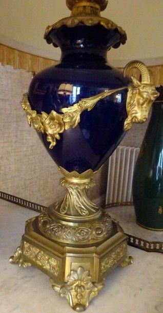 Paire de pieds de lampes. En céramique émaillée...