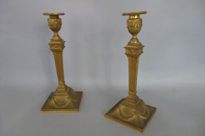 Paire de flambeaux en bronze doré. Le fût...