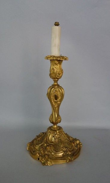 Flambeau en bronze ciselé et doré, à décor...