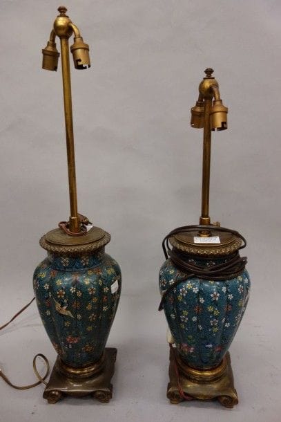 Paire de lampes formées de vases à panses...