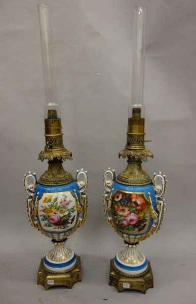 Paire de vases montés en lampe à pétrole....