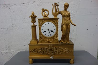 Pendule borne en bronze doré ornée d'un vase...