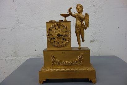 Petite pendule borne en bronze et laiton...