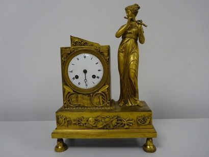 Petite pendule, de type borne, en bronze...