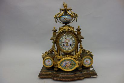 Pendule en bronze et métal dorés à décor...