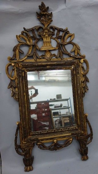 Miroir à encadrement en plâtre doré et patiné,...