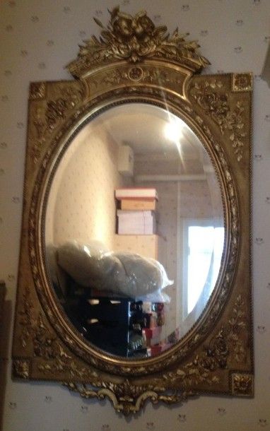 Miroir rectangulaire en bois et stuc doré....