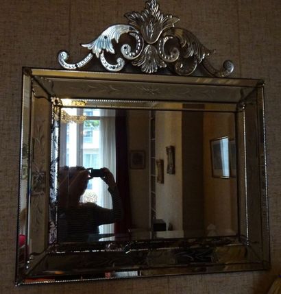 Miroir rectangulaire à riche fronton de rinceaux...