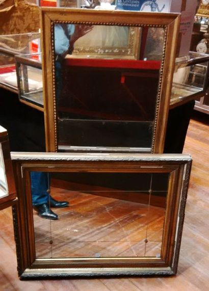 Deux miroirs rectangulaires :

- un gravé...