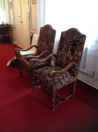 Trois paires de fauteuils en bois naturel...