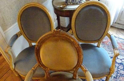 Paire de fauteuils en cabriolet. En bois...