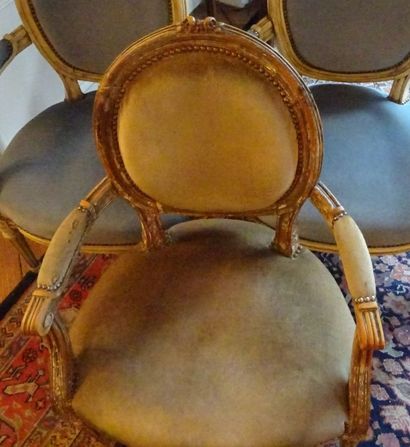 Paire de fauteuils en cabriolet. En bois...