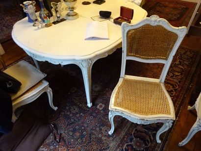 Table de salle à manger et six chaises à...