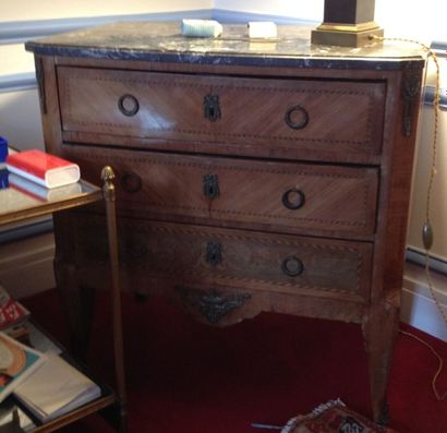 Petite commode. En bois et bois de placage,...