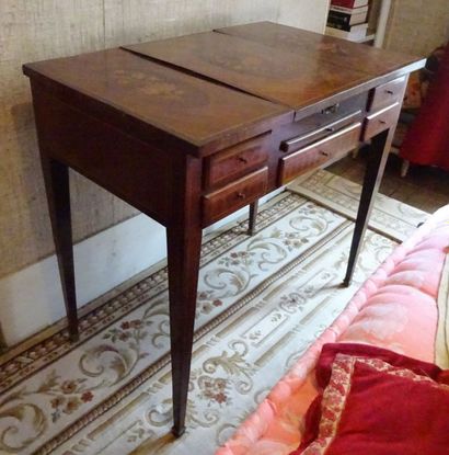 Coiffeuse de dame. En bois et bois de placage,...