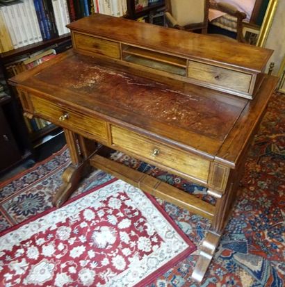 Petit bureau à gradin. En bois, bois de placage...