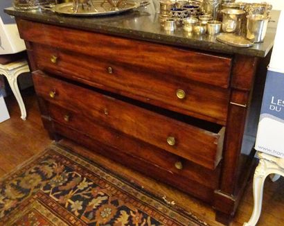 Commode. En bois et placage d'acajou, ouvrant...
