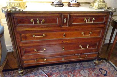 Commode. En bois, placage d'acajou, et quart...