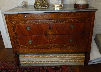 Commode. En bois et bois de placage à décor...