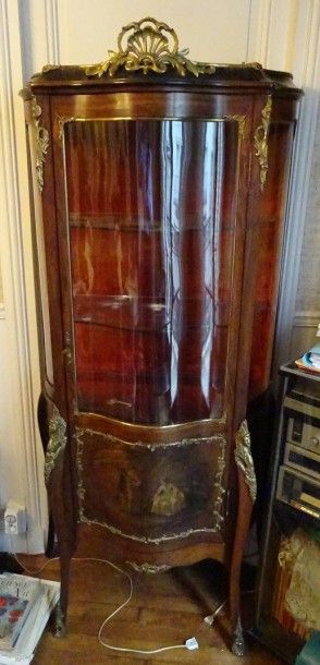 Meuble vitrine. En bois, bois de placage...