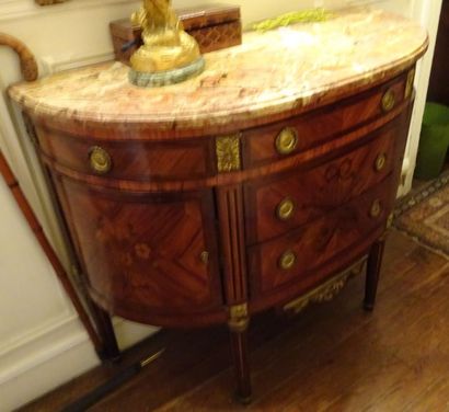 Petite commode demi-lune. En bois de placage...