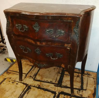 Commode sauteuse en bois de placage ouvrant...