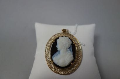 Pendentif ovale en or jaune (750) présentant...