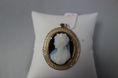 Pendentif ovale en or jaune (750) présentant...