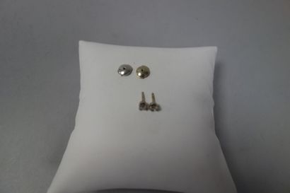 Paire de clous d'oreilles en or gris (750)...