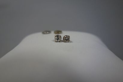 Paire de clous d'oreilles en or gris (750)...