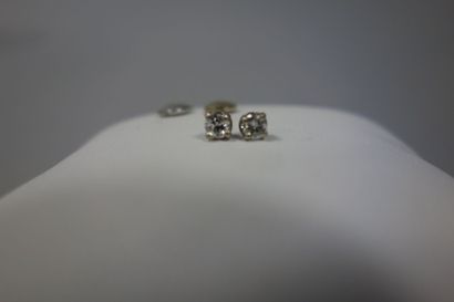 Paire de clous d'oreilles en or gris (750)...